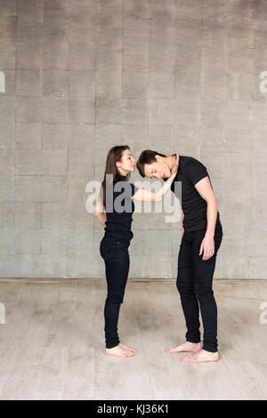 Junges Paar mit schönen Tanz. Stockfoto