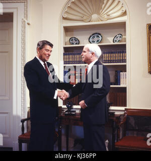 Ronald Reagan mit John McCain Stockfoto