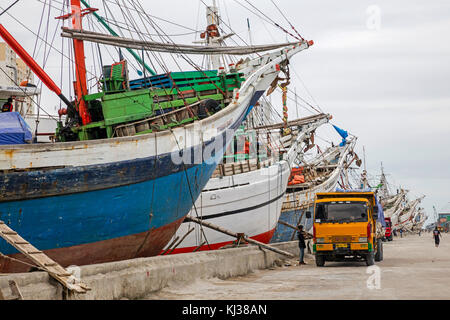 Holz-/pinisis phinisis, traditionellen indonesischen 2-Mast Segler am Sunda Kelapa/sunda Kalapa, alte Batavia Hafens von Jakarta, Indonesien Stockfoto