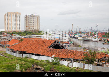 Wolkenkratzer und Blick über Sunda Kelapa/sunda Kalapa, alte Batavia Hafens von Jakarta, Indonesien Stockfoto