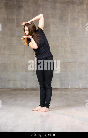 Schlanke junge Tänzerin im Studio posieren. Stockfoto