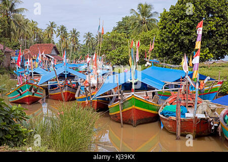Traditionelle hölzerne Fischerboote in der Küstenstadt Carita, pandeglang Regency, banten, Provinz West Java, Indonesien Stockfoto