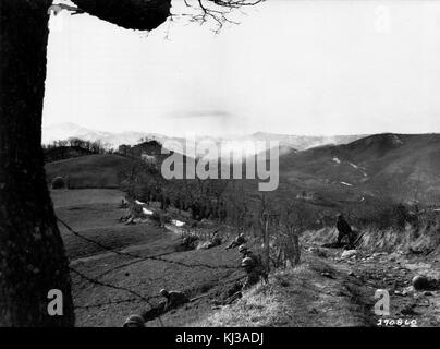 Foto, das die amerikanischen Verstärkungen zeigt, die während des Zweiten Weltkriegs in Sassomolare, Italien, ankommen und die Anwesenheit von Militärpersonal und Fahrzeugen hervorheben. Stockfoto