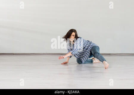 Mädchen in dynamischen Tanz darstellen. Stockfoto