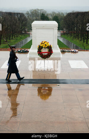 Kranz am Grab des Unbekannten Soldaten in Arlington National Cemetery (16966570019) Stockfoto