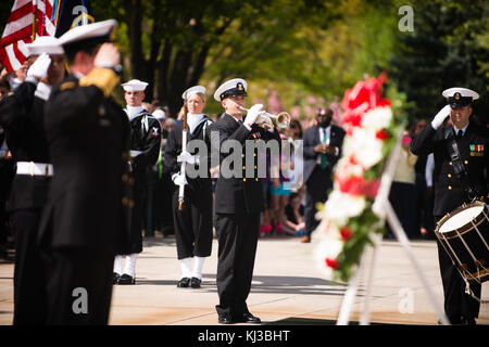 U.S. Navy Hornist spielt Tippt während der Kranzniederlegung am Grab des Unbekannten Soldaten, Arlington National Cemetery (16597513303) Stockfoto