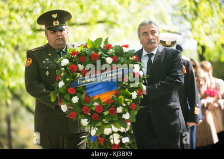 Vertreter der Botschaft von Armenien tragen einen Kranz zum Geist der Elbe in Arlington National Cemetery (16636173584) Stockfoto