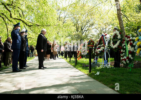 Der russische Botschafter Sergej Kislyak beugt seinen Kopf nach einer Kranzniederlegung am Geist der Elbe Marker in Arlington National Cemetery (16638416373) Stockfoto