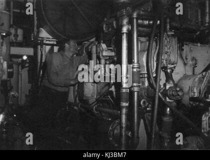 Der Hilfsmotor des M.V. Washington, ein dieselbetriebener 50-kW-Generator von Caterpillar. Er dient zur Versorgung wesentlicher Funktionen an Bord von Schiffen und trägt zu deren Betrieb bei. Stockfoto