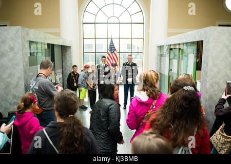 Mitglieder der alten Garde posieren für Fotos im Welcome Center von Arlington National Cemetery (26245643884) Stockfoto