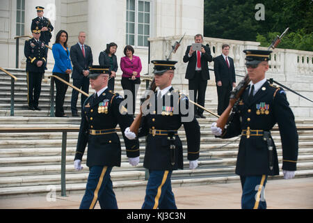 Die zweite Klasse der 114. Kongress legt einen Kranz am Grab des Unbekannten Soldaten in Arlington National Cemetery (17318441113) Stockfoto