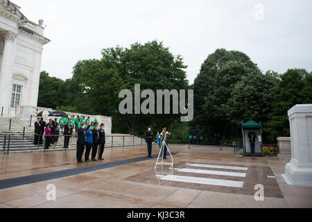 Die zweite Klasse der 114. Kongress legt einen Kranz am Grab des Unbekannten Soldaten in Arlington National Cemetery (17938932905) Stockfoto