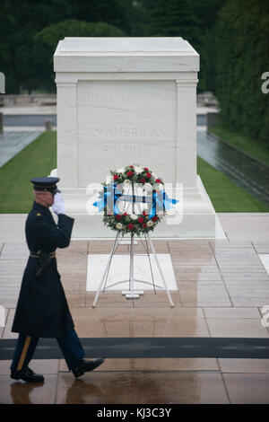 Die zweite Klasse der 114. Kongress legt einen Kranz am Grab des Unbekannten Soldaten in Arlington National Cemetery (17318430403) Stockfoto