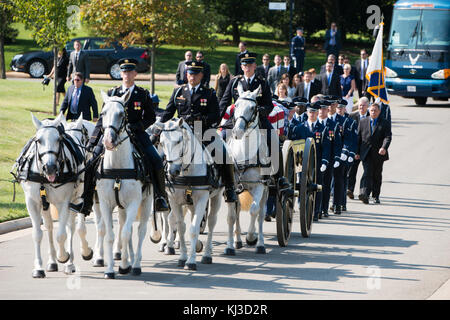 Die graveside Service für 9 Chief Master Sgt. der Air Force James C Binnicker findet in Arlington National Cemetery (20562266312) Stockfoto