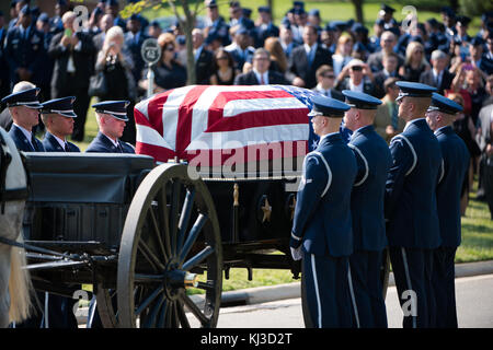 Die graveside Service für 9 Chief Master Sgt. der Air Force James C Binnicker findet in Arlington National Cemetery (20577733731) Stockfoto