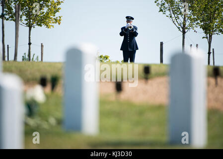 Die graveside Service für 9 Chief Master Sgt. der Air Force James C Binnicker findet in Arlington National Cemetery (20383211120) Stockfoto