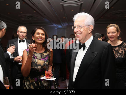 Der ehemalige italienische Premierminister Mario Monti und Gina Miller nehmen an den Media Awards der Foreign Press Association (FPA) im Sheraton Grand Hotel in London Teil. Stockfoto