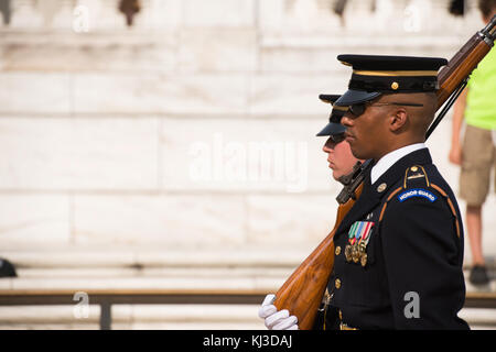 Korean Veterans Association Vorsitzender legt einen Kranz am Grabmal des Unbekannten Soldaten auf dem Arlington National Cemetery (20467944703) Stockfoto