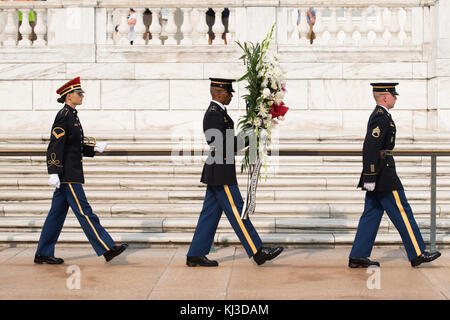 Korean Veterans Association Vorsitzender legt einen Kranz am Grabmal des Unbekannten Soldaten auf dem Arlington National Cemetery (20902212119) Stockfoto