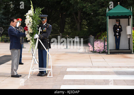 Korean Veterans Association Vorsitzender legt einen Kranz am Grabmal des Unbekannten Soldaten auf dem Arlington National Cemetery (21096684641) Stockfoto