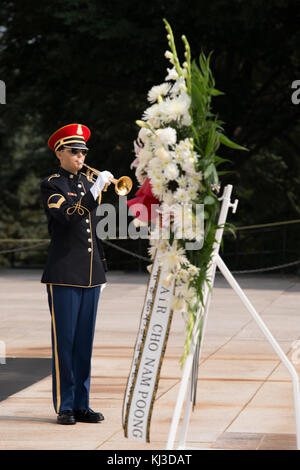 Korean Veterans Association Vorsitzender legt einen Kranz am Grabmal des Unbekannten Soldaten auf dem Arlington National Cemetery (20901103848) Stockfoto