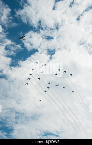 Zweiten Weltkrieg Flugzeuge fliegen über Arlington National Cemetery (22066260751) Stockfoto