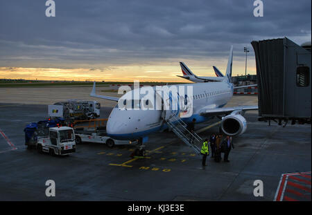 Unsere Flybe Flugzeuge am Flughafen Charles De Gaulle, Frankreich, am späten Nachmittag 3. November 2015 Stockfoto