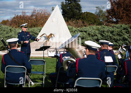 Kranzniederlegung an der Coast Guard Memorial in Arlington National Friedhof für Veterans Day (22332387974) Stockfoto
