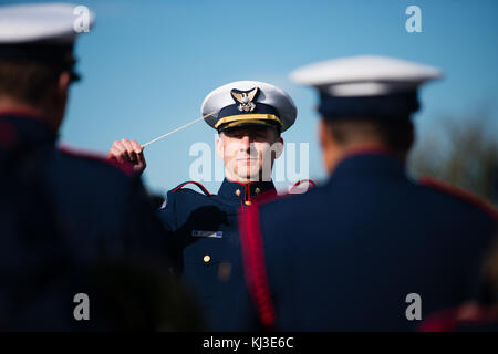 Kranzniederlegung an der Coast Guard Memorial in Arlington National Friedhof für Veterans Day (22332376024) Stockfoto