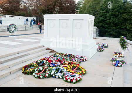 Kränze für die Veterans Day Rest am Grab des Unbekannten Soldaten in Arlington National Cemetery (22943344812) Stockfoto