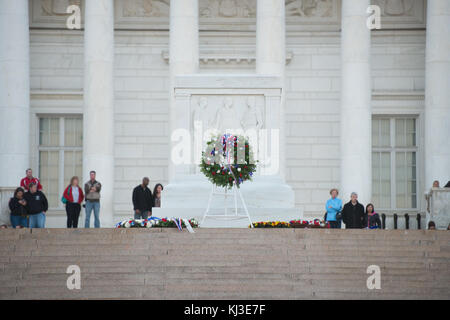 Kränze für die Veterans Day Rest am Grab des Unbekannten Soldaten in Arlington National Cemetery (22538396387) Stockfoto