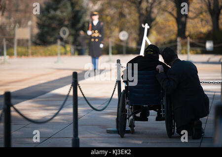 Älteste bekannte Weltkriegveteran visits Arlington National Cemetery (23482736242) Stockfoto