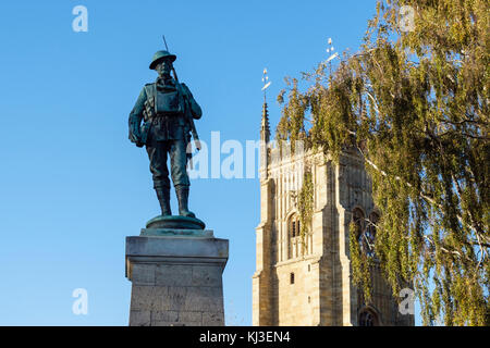 War Memorial statue Soldat Figur und Glockenturm im Abbey Park in Cotswolds Stadt. Wychavon, Evesham, Worcestershire, England, Großbritannien, Großbritannien Stockfoto