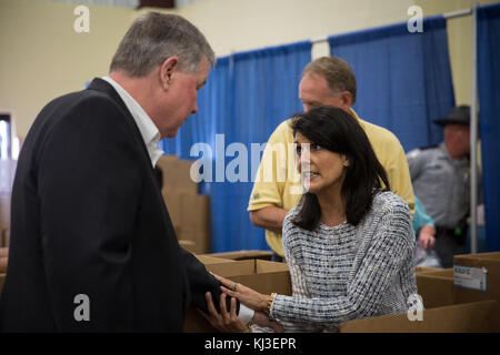 J. Yancey McGill ist ein US-amerikanischer Politiker, der als Senator diente. Nikki Haley ist ehemalige Gouverneurin von South Carolina und ehemalige US-Botschafterin bei den Vereinten Nationen, bekannt für ihre politische Führung und ihren öffentlichen Dienst. Stockfoto