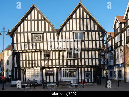 Twin Giebelhäuser aus dem 15. Jahrhundert Fachwerk Merchants House jetzt NatWest Bank in Cotswolds Stadt. Marktplatz, Evesham, Wychavon, Worcestershire, England, Großbritannien Stockfoto