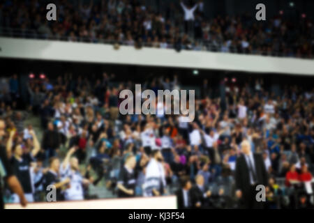 Verschwommene Masse während ein Basketball Spiel Stockfoto