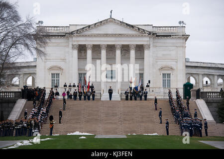 Der kolumbianische Präsident legt einen Kranz am Grab des Unbekannten Soldaten in Arlington National Cemetery (24522471040) Stockfoto