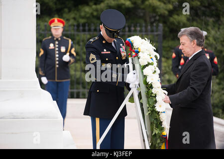 Der kolumbianische Präsident legt einen Kranz am Grab des Unbekannten Soldaten in Arlington National Cemetery (24189822994) Stockfoto