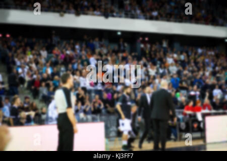 Verschwommene Masse während ein Basketball Spiel Stockfoto