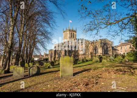 Die Note 1 Pfarrkirche St. Maria, Barnard Castle, County Durham, North East England, UK in starke Herbst Sonnenschein unter einem klaren blauen Himmel Stockfoto