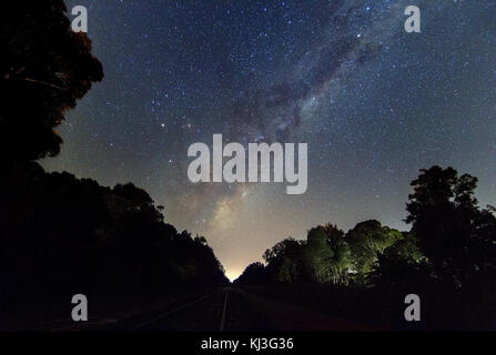 Der aufsteigende Kern der Milchstraße bezieht sich auf die zentrale Region unserer Galaxie, bekannt für ihre dichten Sternhaufen, Gas und Staub. Dieses Gebiet enthält ein supermassereiches Schwarzes Loch, Sagittarius A*, und ist eine Schlüsselregion für das Studium der galaktischen Dynamik. Der aufsteigende Kern wird oft durch Teleskope beobachtet, um die Bildung und das Verhalten von Sternen und Schwarzen Löchern in der Milchstraße zu verstehen. Stockfoto