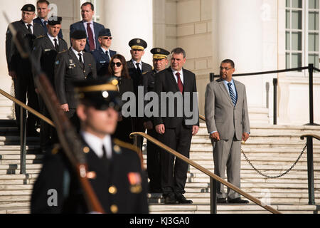 Minister des Kosovo Security Force und Kommandant der KSF legen einen Kranz am Grabmal des Unbekannten Soldaten in Arlington National Cemetery (25939093363) Stockfoto