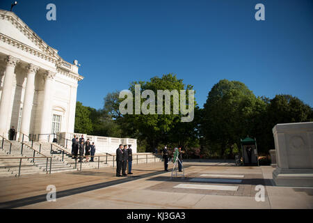 Minister des Kosovo Security Force und Kommandant der KSF legen einen Kranz am Grabmal des Unbekannten Soldaten in Arlington National Cemetery (25937056834) Stockfoto