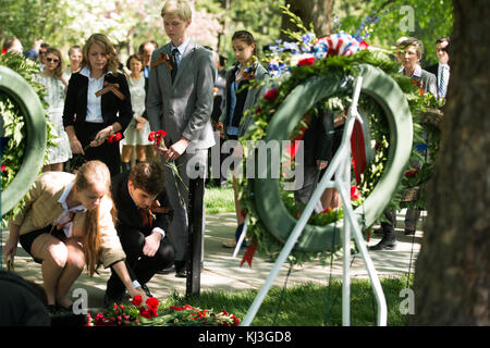 Die Kranzniederlegung am Spirit of the Elbe Marker auf dem Arlington National Cemetery würdigt die gemeinsame Geschichte und das Opfer amerikanischer und sowjetischer Streitkräfte während des Zweiten Weltkriegs und spiegelt die Nachkriegsallianz zwischen den USA und Russland wider. Stockfoto