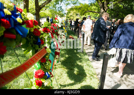 Kranzniederlegung Zeremonie an den Geist der Elbe Marker in Arlington National Cemetery (26370582890) Stockfoto