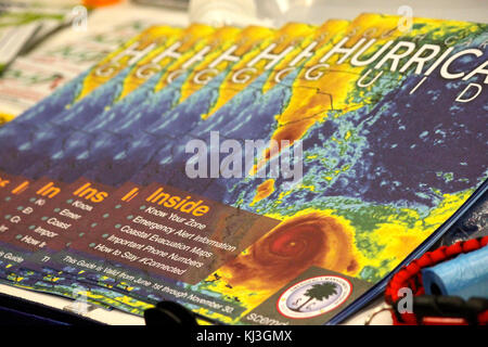 Dieses Bild zeigt Nikki Haley, den ehemaligen US-Botschafter bei den Vereinten Nationen, der an einer Wirbelsturmübung teilnimmt. Die Übung umfasst simulierte Notfallszenarien und zielt darauf ab, Beamte auf Hurrikankatastrophen vorzubereiten. Stockfoto