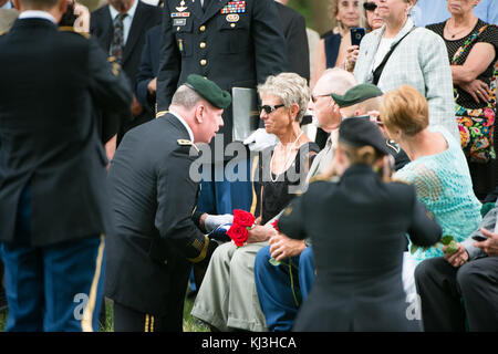 Graveside Service für die US-Armee Sgt. 1. Klasse Alan Lee Boyer in Arlington National Cemetery (27843992175) Stockfoto