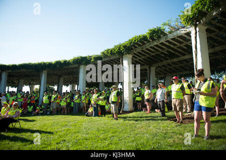 Der nationale Verband der Landschaft Berufe Freiwilliger in Arlington National Cemetery (27966140270) Stockfoto