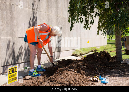 Der nationale Verband der Landschaft Berufe Freiwilliger in Arlington National Cemetery (27631558923) Stockfoto