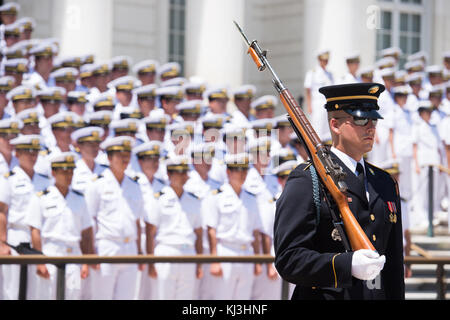 Japan Training Squadron Commander legt einen Kranz am Grab des Unbekannten Soldaten in Arlington National Cemtery (27712995214) Stockfoto